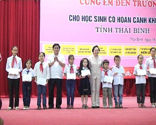 Vice President presents scholarships to poor pupils - ảnh 1
